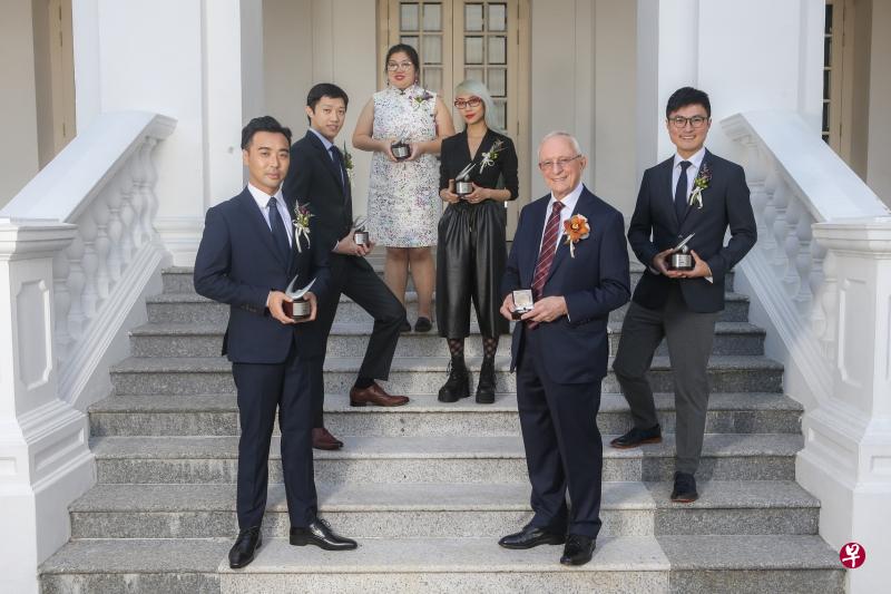 2019年新加坡文化奖得主埃里克·沃森(前排右一)和五名青年艺术家奖得主:电影导演兼编剧何书铭(前排左一)、灯光设计师陈伟文(第二排左起)、视觉艺术工作者张玮欣、动画导演陈威强,以及作曲家许佩珊(后排),昨晚在总统府合影。(梁伟康摄) 2019年新加坡文化奖得主埃里克·沃森(前排右一)和五名青年艺术家奖得主:电影导演兼编剧何书铭(前排左一)、灯光设计师陈伟文(第二排左起)、视觉艺术工作者张玮欣、动画导演陈威强,以及作曲家许佩珊(后排),昨晚在总统府合影。(梁伟康摄)