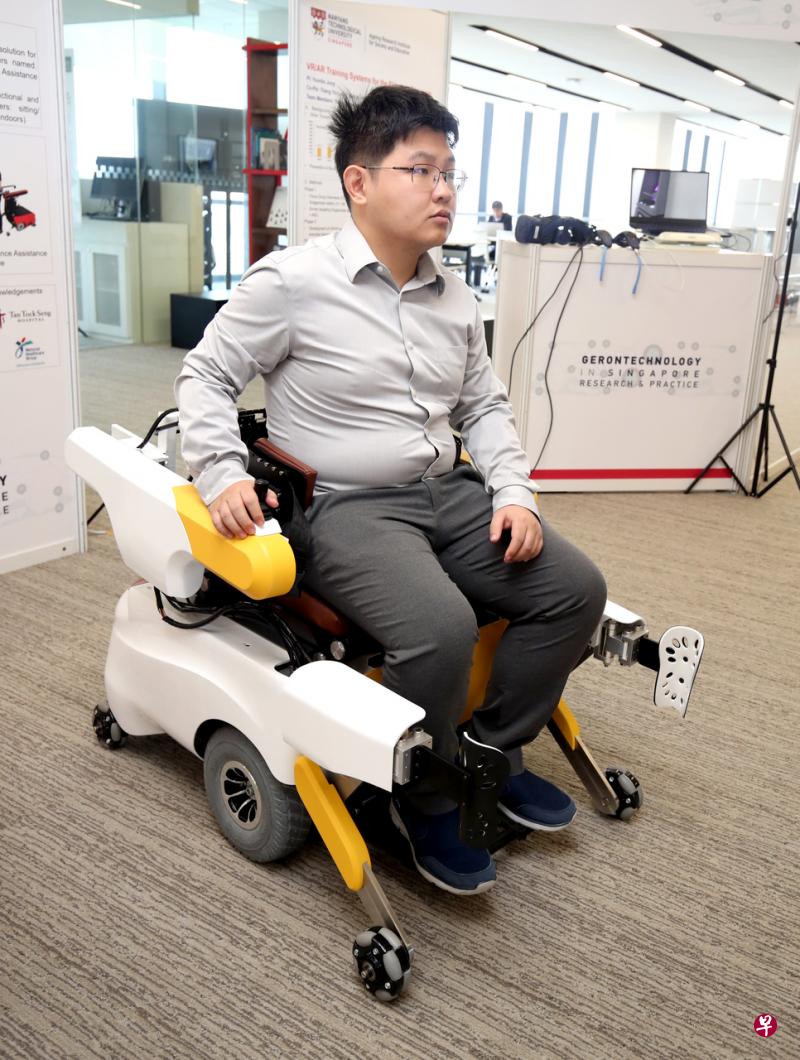 当患者有意从智能机器轮椅上起身时,坐垫会自动倾斜抬高,机器手也会“搀扶”患者站起来。(周国威摄) 当患者有意从智能机器轮椅上起身时,坐垫会自动倾斜抬高,机器手也会“搀扶”患者站起来。(周国威摄)