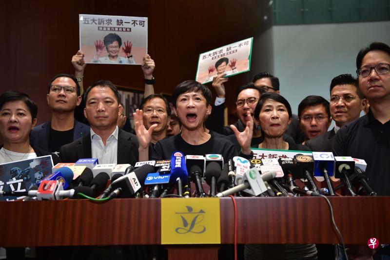 香港民主派会议召集人陈淑庄批评特首林郑月娥在四个月来的反修例示威中无管治能力,请她“收工”。(法新社) 香港民主派会议召集人陈淑庄批评特首林郑月娥在四个月来的反修例示威中无管治能力,请她“收工”。(法新社)