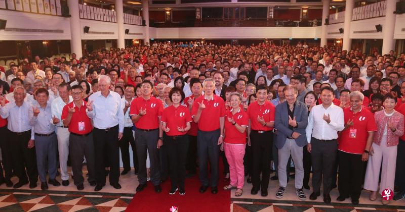 政治领导人、工运领袖、企业代表,以及海外来宾等逾1000人昨天在胡姬乡村俱乐部举行的全国职工总会全国代表大会上,探讨如何更好地照顾员工。前排左起为职总前秘书长林子安、基础建设统筹部长兼交通部长许文远、食品饮料及同行业工友联合会前秘书长陈顺炎、职总副会长陈福顺、荣誉国务资政吴作栋、总理公署部长兼职总秘书长黄志明、职总会长雷家英、李显龙总理和夫人何晶、职总副秘书长王志豪、全国雇主联合会会长叶进国、人力部政务部长扎吉哈、职总副会长卡迪卡炎,以及文化、社区及青年部长傅海燕。(萧紫薇摄) 政治领导人、工运领袖、企业代表,以及海外来宾等逾1000人昨天在胡姬乡村俱乐部举行的全国职工总会全国代表大会上,探讨如何更好地照顾员工。前排左起为职总前秘书长林子安、基础建设统筹部长兼交通部长许文远、食品饮料及同行业工友联合会前秘书长陈顺炎、职总副会长陈福顺、荣誉国务资政吴作栋、总理公署部长兼职总秘书长黄志明、职总会长雷家英、李显龙总理和夫人何晶、职总副秘书长王志豪、全国雇主联合会会长叶进国、人力部政务部长扎吉哈、职总副会长卡迪卡炎,以及文化、社区及青年部长傅海燕。(萧紫薇摄)