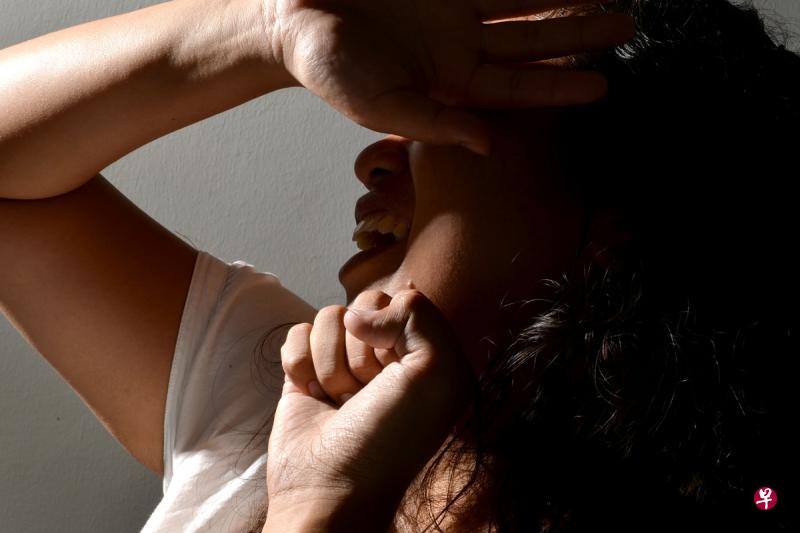 男子饮酒后多次殴打妻儿,他昨天认罪后被判坐牢30个月15周,以及鞭打六下。(示意图) 男子饮酒后多次殴打妻儿,他昨天认罪后被判坐牢30个月15周,以及鞭打六下。(示意图)