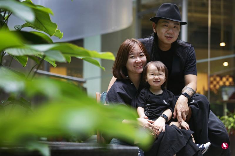 古筝手谢卓颖(左)和笛子手谢其龙(右)在华乐团相识,携手把华乐带入现代科技和艺术当中。他们让20个月大的儿子从小接触音乐,培养他对音乐的开放视野。 古筝手谢卓颖(左)和笛子手谢其龙(右)在华乐团相识,携手把华乐带入现代科技和艺术当中。他们让20个月大的儿子从小接触音乐,培养他对音乐的开放视野。