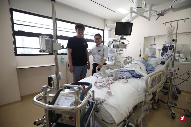 王炜轩(左)因感染H1N1肺炎,在新加坡中央医院留医26天,中央医院重症加护病房组长蔡笃文医生(右)使用体外膜式氧合器为他进行急救。(陈渊庄摄) 王炜轩(左)因感染H1N1肺炎,在新加坡中央医院留医26天,中央医院重症加护病房组长蔡笃文医生(右)使用体外膜式氧合器为他进行急救。(陈渊庄摄)