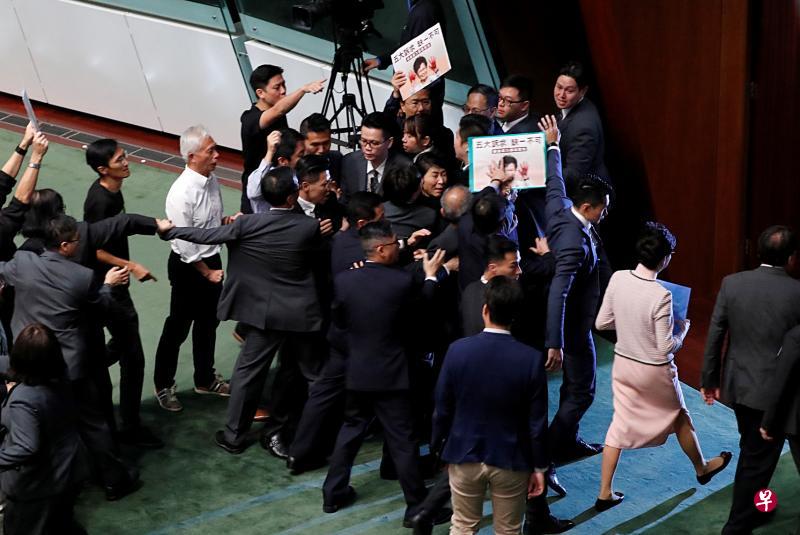 由于受到泛民议员的严重干扰,施政报告读不下去,香港特首林郑月娥(右二)离开立法会会议厅。(路透社) 由于受到泛民议员的严重干扰,施政报告读不下去,香港特首林郑月娥(右二)离开立法会会议厅。(路透社)
