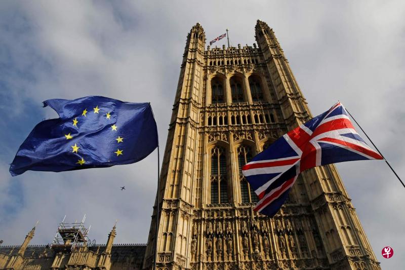 2019年10月17日,在伦敦市中心的议会大厦外飘扬的欧盟和英国旗帜。(法新社) 2019年10月17日,在伦敦市中心的议会大厦外飘扬的欧盟和英国旗帜。(法新社)