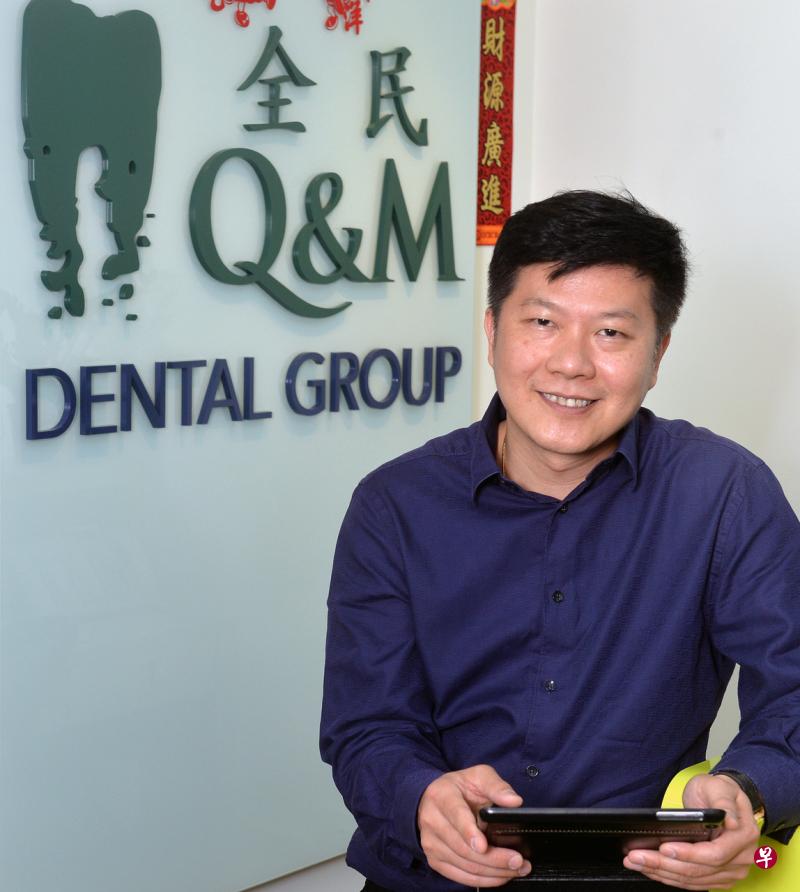 牙科诊所集团全民牙科成立私人学院,集团总裁黄震霄希望培养新一代的牙医,不仅具备必要技术,也具有高级外科技术,并通过这些牙医改变新加坡牙医学的面貌。(档案照) 牙科诊所集团全民牙科成立私人学院,集团总裁黄震霄希望培养新一代的牙医,不仅具备必要技术,也具有高级外科技术,并通过这些牙医改变新加坡牙医学的面貌。(档案照)