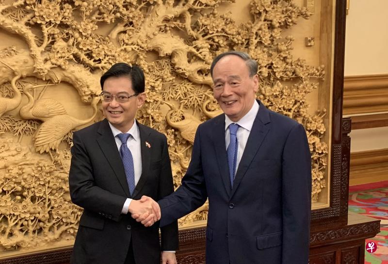 新加坡副总理兼财政部长王瑞杰(左)今早在北京中南海会见中国国家副主席王歧山。(林展霆摄) 新加坡副总理兼财政部长王瑞杰(左)今早在北京中南海会见中国国家副主席王歧山。(林展霆摄)