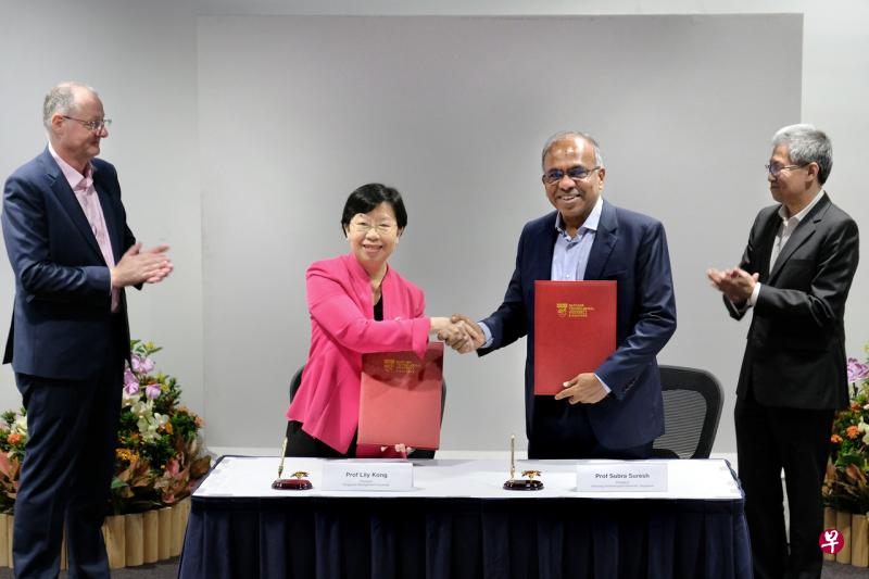 新加坡管理大学校长江莉莉教授(左二)和新加坡南洋理工大学校长苏布拉·苏雷什教授昨天签署协议,联合推行“南大—新大博士生交流计划”。新大教务长柯莫西教授(Timothy Clark,左一)和南大教务长兼副校长(学术)林杉教授(右一)见证签署仪式。(南大提供) 新加坡管理大学校长江莉莉教授(左二)和新加坡南洋理工大学校长苏布拉·苏雷什教授昨天签署协议,联合推行“南大—新大博士生交流计划”。新大教务长柯莫西教授(Timothy Clark,左一)和南大教务长兼副校长(学术)林杉教授(右一)见证签署仪式。(南大提供)