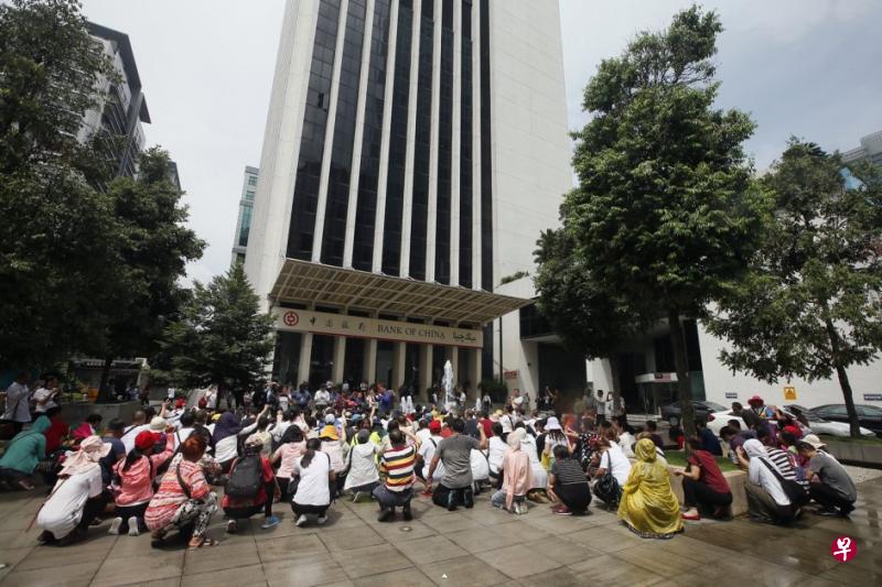 百多名中国民众今天(周四)到中国驻马大使馆领事部前下跪陈情。他们自称遭马国某金钱游戏投资公司欺诈至少1000亿人民币(约193亿新元)。(中国报) 百多名中国民众今天(周四)到中国驻马大使馆领事部前下跪陈情。他们自称遭马国某金钱游戏投资公司欺诈至少1000亿人民币(约193亿新元)。(中国报)