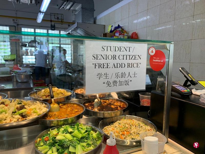 苏芒巷这个摊位每天平均有10人要求免费加饭。(郭欣慧摄) 苏芒巷这个摊位每天平均有10人要求免费加饭。(郭欣慧摄)