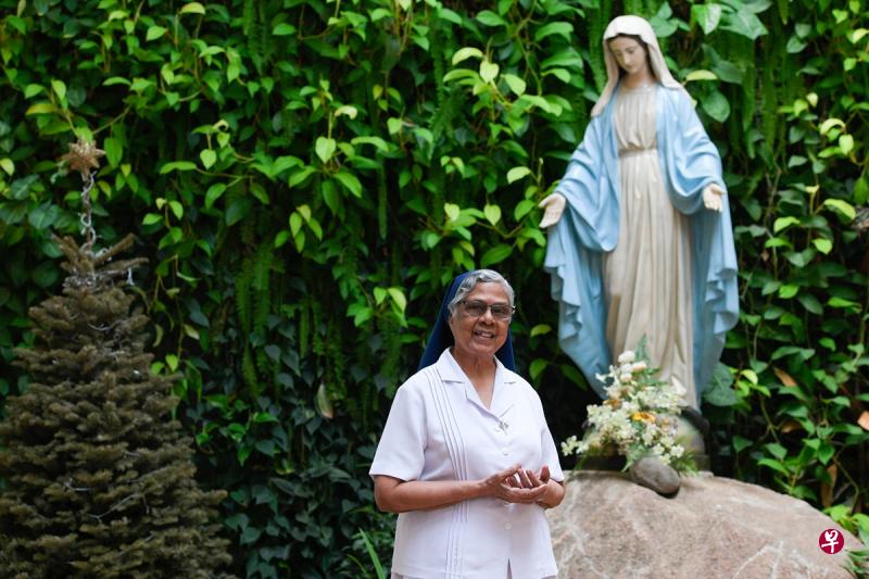 罗马天主教修女杰拉德·费尔南德斯奉献了人生大半辈子,在监狱里辅导死囚,因而登上国际“巾帼百名”荣誉榜。(海峡时报) 罗马天主教修女杰拉德·费尔南德斯奉献了人生大半辈子,在监狱里辅导死囚,因而登上国际“巾帼百名”荣誉榜。(海峡时报)