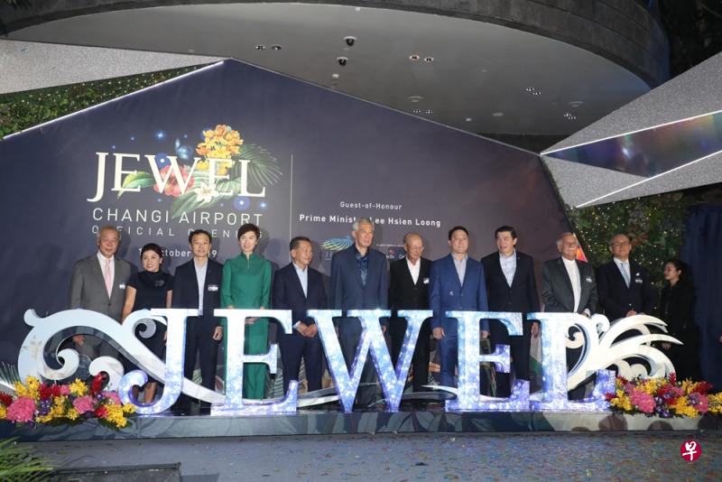 已向公众开放半年的星耀樟宜,星期五举行正式的开幕仪式,并由李显龙总理担任主宾。(邝启聪摄) 已向公众开放半年的星耀樟宜,星期五举行正式的开幕仪式,并由李显龙总理担任主宾。(邝启聪摄)