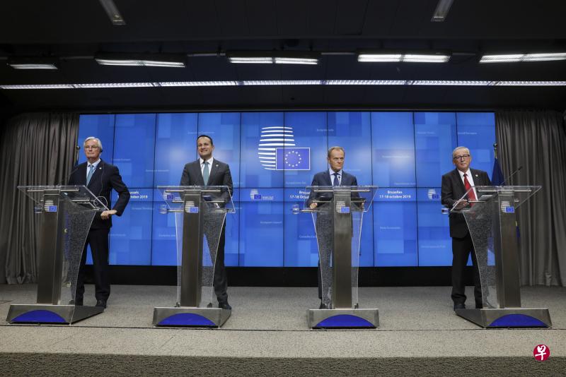 (左起)欧盟首席谈判代表巴尼耶、爱尔兰总理瓦拉德卡、欧盟理事会主席图斯克和欧盟委员会主席容克一起出席欧盟峰会记者会。(彭博社) (左起)欧盟首席谈判代表巴尼耶、爱尔兰总理瓦拉德卡、欧盟理事会主席图斯克和欧盟委员会主席容克一起出席欧盟峰会记者会。(彭博社)