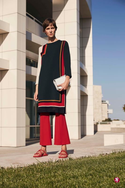 Rosetta Getty这件洋装的图案灵感,来自平面设计师和纺织师Lena Meyer-Bergner的一款窗帘设计。(互联网) Rosetta Getty这件洋装的图案灵感,来自平面设计师和纺织师Lena Meyer-Bergner的一款窗帘设计。(互联网)