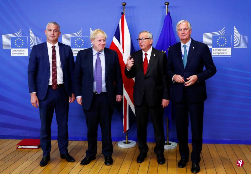 在周四的欧盟领导人峰会开始前,欧盟首席脱欧谈判代表巴尼尔(右起)、欧盟委员会主席容克、英国首相约翰逊以及英国脱欧事务部长巴克莱召开了记者会,就英欧双方达成新脱欧协议一事发表简短谈话。(路透社) 在周四的欧盟领导人峰会开始前,欧盟首席脱欧谈判代表巴尼尔(右起)、欧盟委员会主席容克、英国首相约翰逊以及英国脱欧事务部长巴克莱召开了记者会,就英欧双方达成新脱欧协议一事发表简短谈话。(路透社)