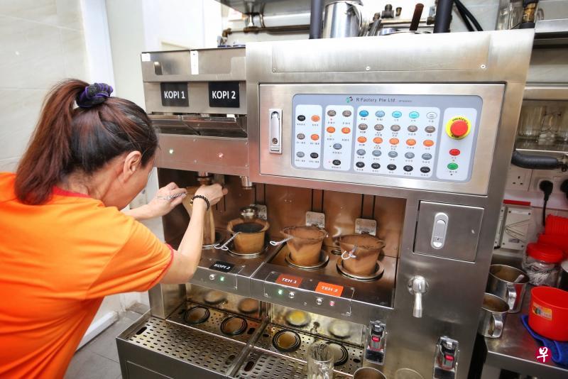冲泡机设有四个独立出水口,即便只有一名员工,也能同时冲泡四杯饮品。 (严宣融摄) 冲泡机设有四个独立出水口,即便只有一名员工,也能同时冲泡四杯饮品。 (严宣融摄)