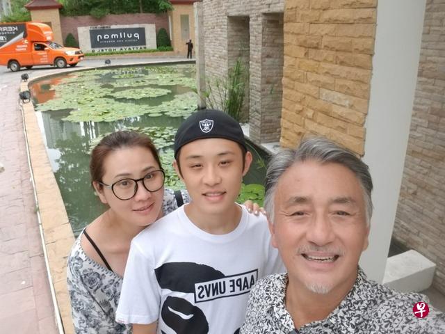 吴岱融(右一)、钟淑慧与儿子Justin一家三口。(互联网) 吴岱融(右一)、钟淑慧与儿子Justin一家三口。(互联网)
