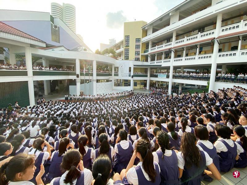 莱佛士女中师生前天举行了安德逊路校舍的最后一场升旗礼。(莱佛士女中提供) 莱佛士女中师生前天举行了安德逊路校舍的最后一场升旗礼。(莱佛士女中提供)