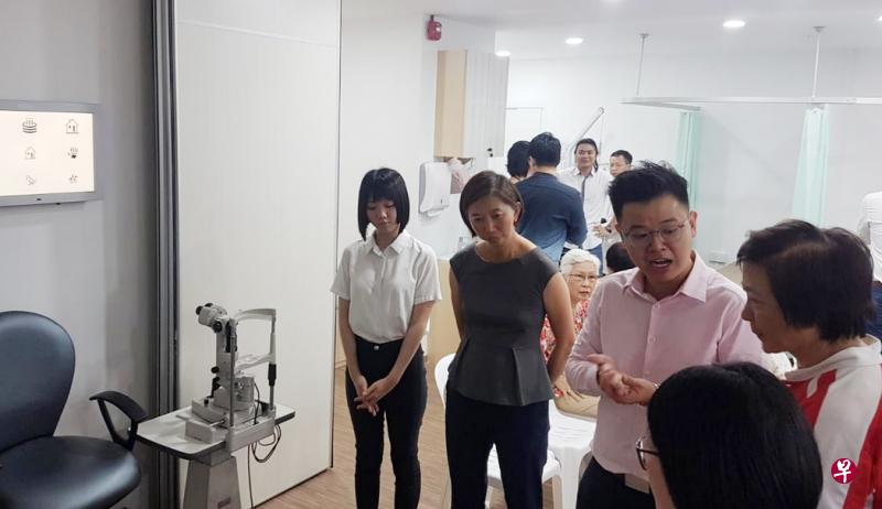 中华医院义顺分院引进了许多新的眼科仪器,能为病患仔细验眼和提供适当的治疗。义顺集选区议员李美花(右一)参观翻新后重新开幕的分院。(中华医院义顺分院提供) 中华医院义顺分院引进了许多新的眼科仪器,能为病患仔细验眼和提供适当的治疗。义顺集选区议员李美花(右一)参观翻新后重新开幕的分院。(中华医院义顺分院提供)