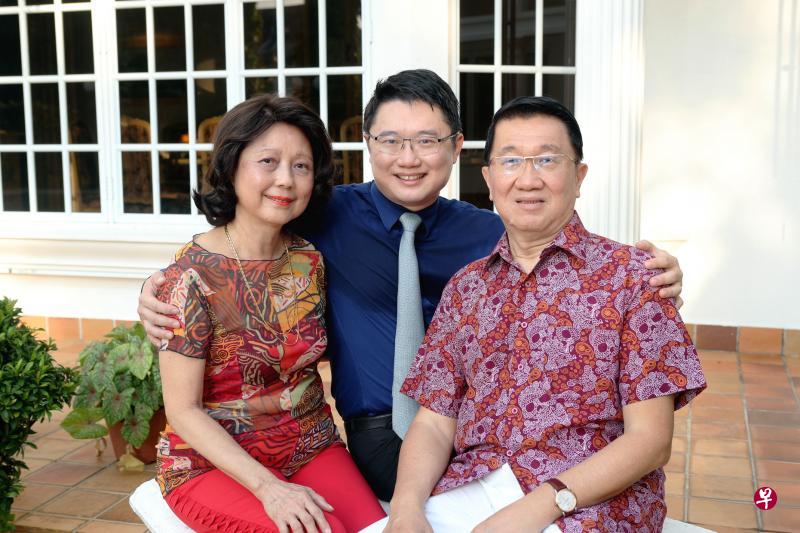 我的父亲母亲知名妇产科医生方壮威(右一)与太太高录珍(左一)育有一儿一女。儿子方齐扬(中)步上父亲后尘当上眼科医生。 我的父亲母亲知名妇产科医生方壮威(右一)与太太高录珍(左一)育有一儿一女。儿子方齐扬(中)步上父亲后尘当上眼科医生。