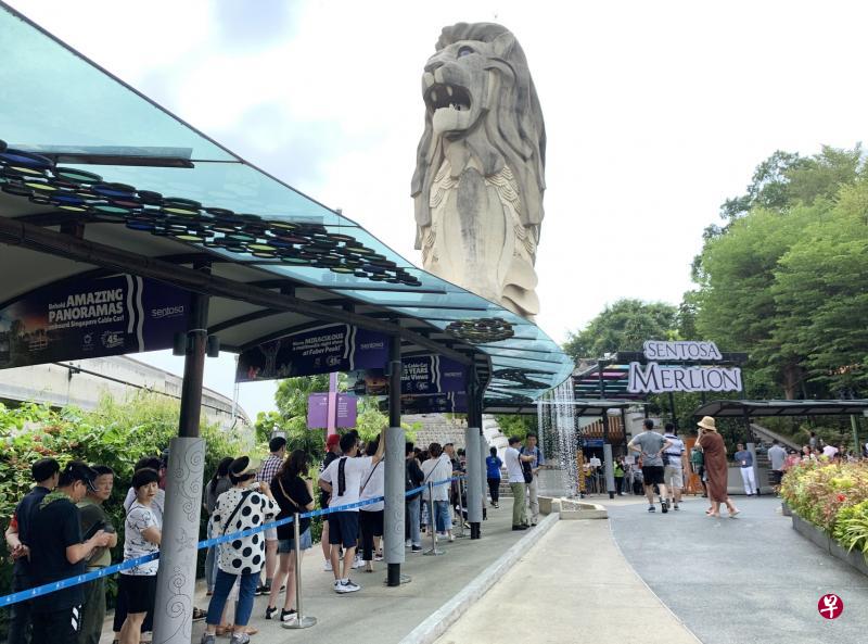 今天是参观圣淘沙鱼尾狮塔的最后机会,鱼尾狮塔的入口处昨天下午出现人龙,等候入场的时间一度长达45分钟。(叶俊颖摄) 今天是参观圣淘沙鱼尾狮塔的最后机会,鱼尾狮塔的入口处昨天下午出现人龙,等候入场的时间一度长达45分钟。(叶俊颖摄)