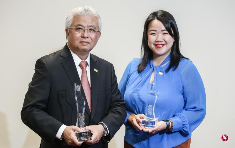 德华工业集团主席兼董事经理蔡其生(左)和社区艺术组织“盖世小英雄”协创人吕晴文,昨晚分别获颁“南洋卓越校友奖”以及“南洋杰出青年校友奖”。(梁伟康摄) 德华工业集团主席兼董事经理蔡其生(左)和社区艺术组织“盖世小英雄”协创人吕晴文,昨晚分别获颁“南洋卓越校友奖”以及“南洋杰出青年校友奖”。(梁伟康摄)