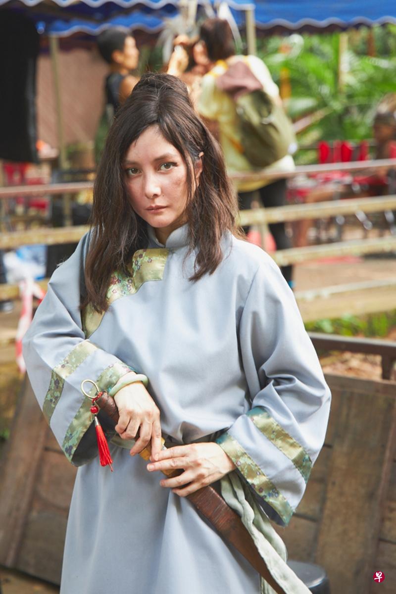 何超仪日前在砂拉越拍摄《Rajah》。(互联网) 何超仪日前在砂拉越拍摄《Rajah》。(互联网)