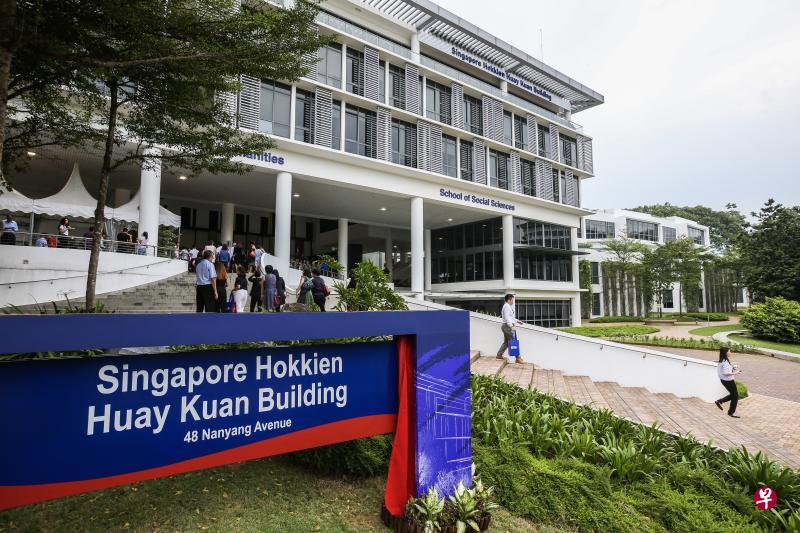 南大校园内一条道路将以前身南洋大学的创办人陈六使命名,校园内的人文与社会科学院大楼以新加坡福建会馆命名,以肯定陈六使和福建会馆对教育作出的贡献。(梁伟康摄) 南大校园内一条道路将以前身南洋大学的创办人陈六使命名,校园内的人文与社会科学院大楼以新加坡福建会馆命名,以肯定陈六使和福建会馆对教育作出的贡献。(梁伟康摄)