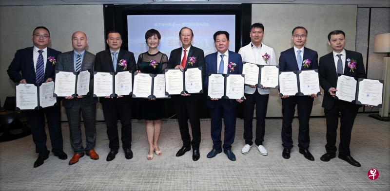 南洋漳州商会会长与八个漳州和闽属公会代表签署贸易及投资合作框架协议后合影。左起为宁波市漳州商会会长谢益强、苏州市漳州商会会长林德利、厦门市漳州商会会长林惠南、北京市漳州企业商会常务副会长郑丹、南洋漳州商会会长高允裕、上海市漳州商会会长吴金容、深圳市漳州商会监事长连志毅、菲律宾漳厦龙同海副理事长赵小龙，以及西班牙加泰罗尼亚福建工商会常务副会长孙晓敏。（梁麒麟摄）