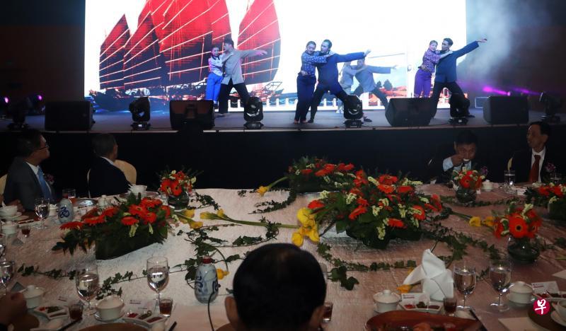 新加坡华族舞蹈剧场呈献舞蹈剧《下南洋》,叙述从福建迁徙而来的先辈们在本地开创新家园的故事。(饶进礼摄) 新加坡华族舞蹈剧场呈献舞蹈剧《下南洋》,叙述从福建迁徙而来的先辈们在本地开创新家园的故事。(饶进礼摄)