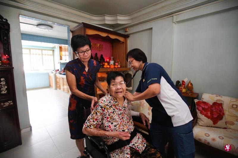 陈秀燕(左)每天都会把母亲苏来凤(中)的血压和血糖指数照片,发给亚历山大医院高级执行护士李秀蕙(右),这样的安排减轻了陈秀燕作为看护者的压力。(陈斌勤摄) 陈秀燕(左)每天都会把母亲苏来凤(中)的血压和血糖指数照片,发给亚历山大医院高级执行护士李秀蕙(右),这样的安排减轻了陈秀燕作为看护者的压力。(陈斌勤摄)