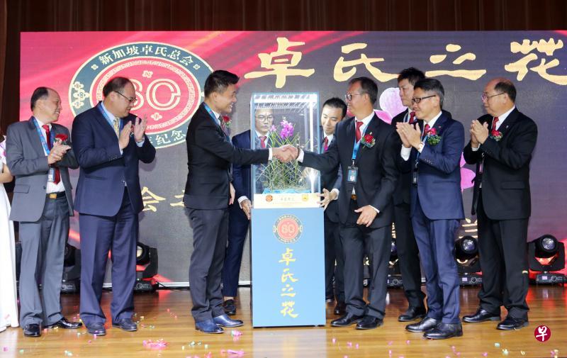 卓氏总会之花“卓云秀兰”前晚在千余名国内外宗亲和来宾面前首次亮相命名。参与命名仪式的包括总会总务兼云龙院主席卓新川(前排左起)、新加坡宗乡总会会长陈奕福、交通部兼文化、社区及青年部高级政务次长马炎庆、卓氏总会执行委员会主席卓福源、第一副主席兼庆典委员会主席卓潮来、荣誉主席卓美容,以及第二副主席兼长秀馆主席卓宝兴。(谢智扬摄) 卓氏总会之花“卓云秀兰”前晚在千余名国内外宗亲和来宾面前首次亮相命名。参与命名仪式的包括总会总务兼云龙院主席卓新川(前排左起)、新加坡宗乡总会会长陈奕福、交通部兼文化、社区及青年部高级政务次长马炎庆、卓氏总会执行委员会主席卓福源、第一副主席兼庆典委员会主席卓潮来、荣誉主席卓美容,以及第二副主席兼长秀馆主席卓宝兴。(谢智扬摄)