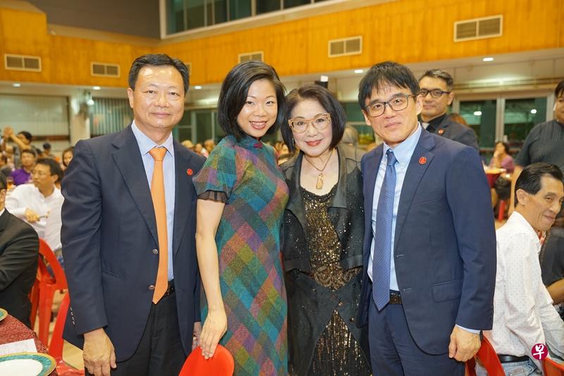九龙会会长陈文平(左起)、沈颖、李司棋、九龙会永久荣誉会长小川舒。(Dynax Yiu提供) 九龙会会长陈文平(左起)、沈颖、李司棋、九龙会永久荣誉会长小川舒。(Dynax Yiu提供)