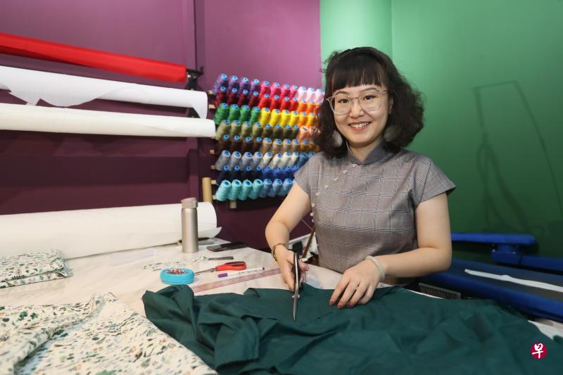 制作旗袍工序繁多,但胡瑞娴坚持每个步骤都亲力亲为,从裁剪到缝纫都毫不马虎。 制作旗袍工序繁多,但胡瑞娴坚持每个步骤都亲力亲为,从裁剪到缝纫都毫不马虎。