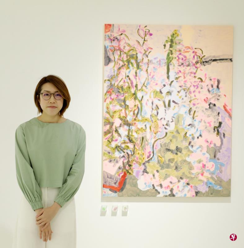 陈显祎用胶彩画花的静物,画面像块峇迪纱笼。 陈显祎用胶彩画花的静物,画面像块峇迪纱笼。