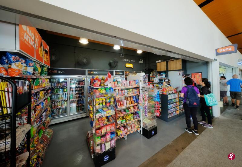 蔡厝港巴士转换站的Buzz便利店已换上新装,公众下来可在此找到更多独家商品。(林泽锐摄) 蔡厝港巴士转换站的Buzz便利店已换上新装,公众下来可在此找到更多独家商品。(林泽锐摄)
