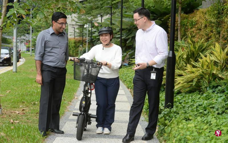 吴淑玲第一次使用电动踏板车就发生意外受伤,如今骑车更注意安全。陈笃生医院创伤医疗服务主任张立胜(右)和副顾问医生孙德(左)提醒用户小心和负责任骑车以及使用安全配备。(潘丰源摄) 吴淑玲第一次使用电动踏板车就发生意外受伤,如今骑车更注意安全。陈笃生医院创伤医疗服务主任张立胜(右)和副顾问医生孙德(左)提醒用户小心和负责任骑车以及使用安全配备。(潘丰源摄)