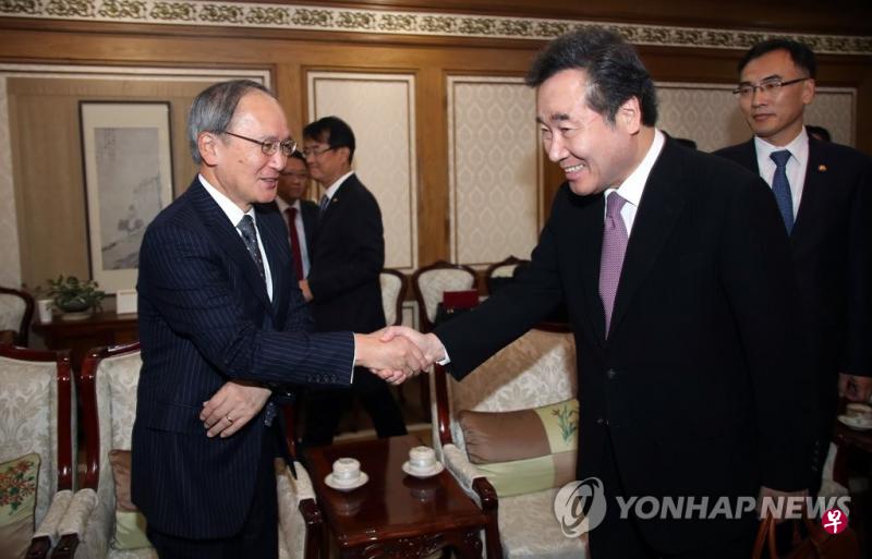10月22日,韩国总理李洛渊(右)启程访问日本,与前来送行的日本驻韩大使长岭安政握手。(韩联社) 10月22日,韩国总理李洛渊(右)启程访问日本,与前来送行的日本驻韩大使长岭安政握手。(韩联社)
