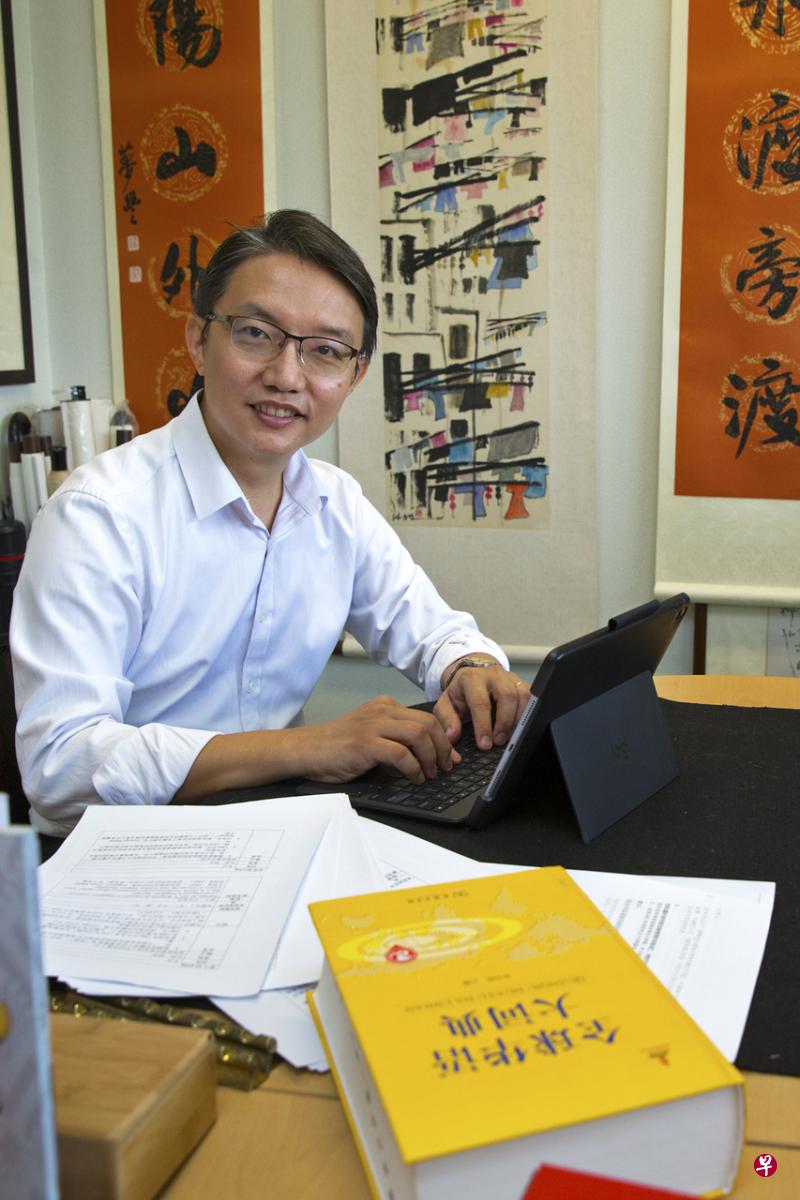 陈志锐博士与团队为新加坡华语资料库进行研究工作时参考了相关资料,包括《全球华语大词典》。(特约曾道明摄) 陈志锐博士与团队为新加坡华语资料库进行研究工作时参考了相关资料,包括《全球华语大词典》。(特约曾道明摄)