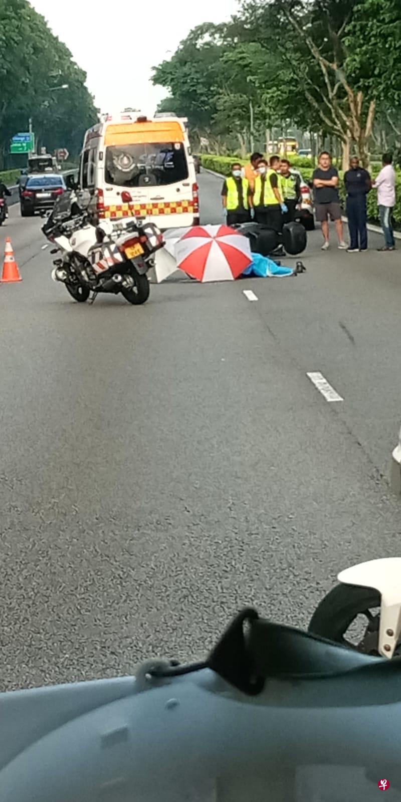 民防人员赶到现场救援,48岁电单车骑士当场宣告不治。(读者提供) 民防人员赶到现场救援,48岁电单车骑士当场宣告不治。(读者提供)