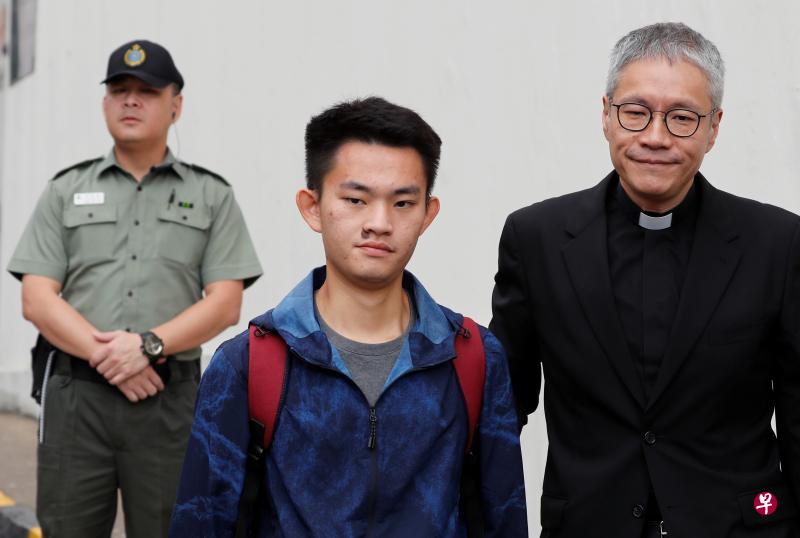 台湾杀人案疑犯陈同佳(中)今早9时出狱。圣公会教省秘书长管浩鸣(右)在门口迎接。(路透社) 台湾杀人案疑犯陈同佳(中)今早9时出狱。圣公会教省秘书长管浩鸣(右)在门口迎接。(路透社)
