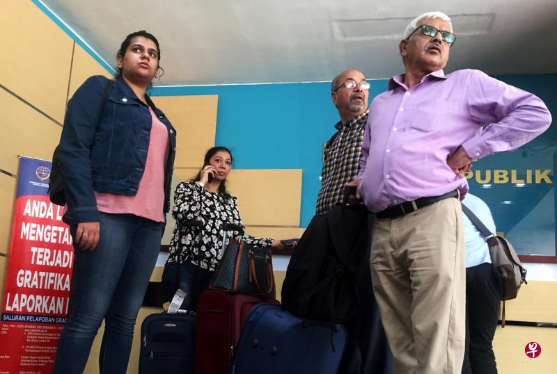 狮航JT610空难死者家属23日抵达位于雅加达的交通部办事处,等着与国家运输安全委员会会面。(路透社) 狮航JT610空难死者家属23日抵达位于雅加达的交通部办事处,等着与国家运输安全委员会会面。(路透社)