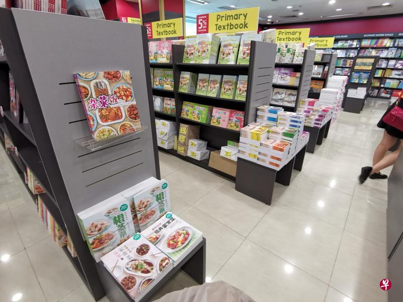 在本地拥有76家书店的大众书局,准备只在其中八家分店售卖“全方位”的华文书,旗下46家学校书店继续以售卖文具和课本为主,其余22家商场分店的华文书籍,将只有食谱、练习册和教材。(档案照) 在本地拥有76家书店的大众书局,准备只在其中八家分店售卖“全方位”的华文书,旗下46家学校书店继续以售卖文具和课本为主,其余22家商场分店的华文书籍,将只有食谱、练习册和教材。(档案照)
