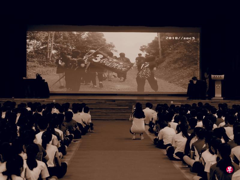 大屏幕上播放着四年来的点滴,学生不禁回忆起那些美好时光。(南侨中学提供) 大屏幕上播放着四年来的点滴,学生不禁回忆起那些美好时光。(南侨中学提供)