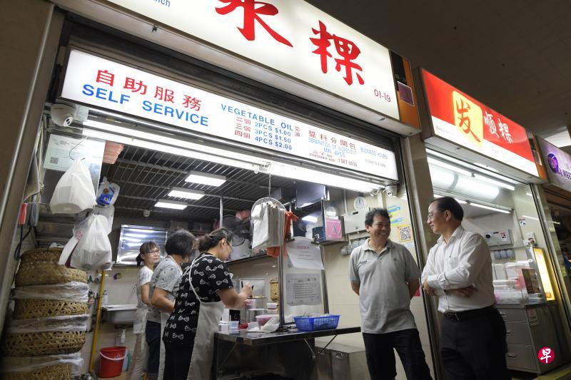 新整合的职总平价集团日后可通过570多个营业据点为顾客提供更多便利,包括超市、小贩中心、食阁、咖啡店、药房和便利店等。图为职总平价总裁谢健平(右一)在Kopitiam的勿洛转换站小贩中心向一位摊贩了解经营情况。(海峡时报) 新整合的职总平价集团日后可通过570多个营业据点为顾客提供更多便利,包括超市、小贩中心、食阁、咖啡店、药房和便利店等。图为职总平价总裁谢健平(右一)在Kopitiam的勿洛转换站小贩中心向一位摊贩了解经营情况。(海峡时报)