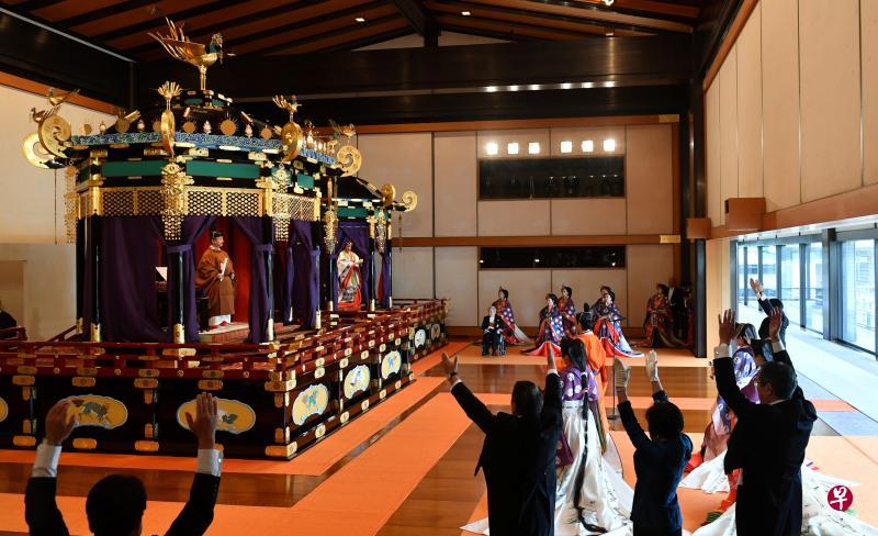 德仁天皇和皇后雅子分别坐在日本皇居正殿“松之间”的宝座上，参加“即位礼正殿之仪”，向全世界正式宣布德仁成为日本第126代天皇。在殿内的出席者举起双手高呼“天皇陛下万岁”。（路透社）