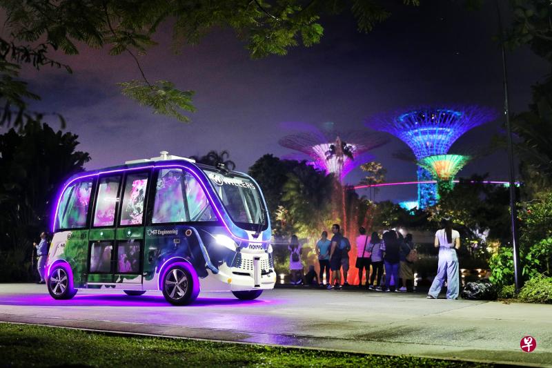 电动车车窗采用创新照明科技,在傍晚和夜间时段会呈现五颜六色的灯光效果,但又不会遮挡车内乘客的视线。 电动车车窗采用创新照明科技,在傍晚和夜间时段会呈现五颜六色的灯光效果,但又不会遮挡车内乘客的视线。