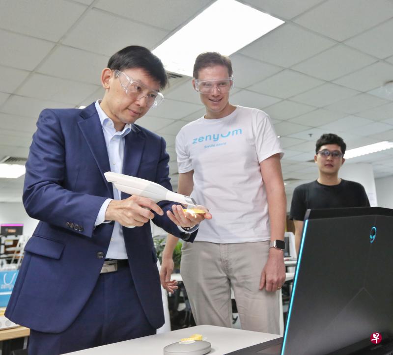 贸工部兼教育部高级政务部长徐芳达(左)在走访活动中了解本地牙科护理起步公司Zenyum的运作模式,并且尝试利用器材扫描牙齿模型。(特约陈福洲摄影) 贸工部兼教育部高级政务部长徐芳达(左)在走访活动中了解本地牙科护理起步公司Zenyum的运作模式,并且尝试利用器材扫描牙齿模型。(特约陈福洲摄影)