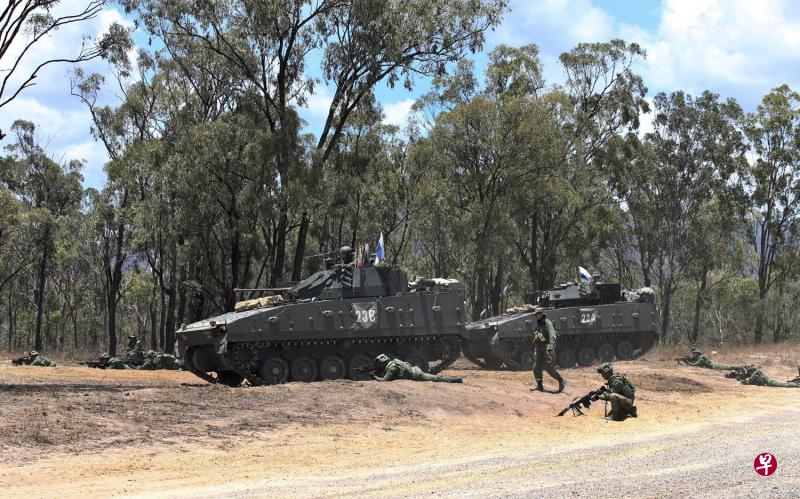 41装甲营的士兵目前正在澳大利亚昆士兰肖尔沃特湾训练区参与演习,装甲兵昨天在野外进行连级训练。(邝启聪摄) 41装甲营的士兵目前正在澳大利亚昆士兰肖尔沃特湾训练区参与演习,装甲兵昨天在野外进行连级训练。(邝启聪摄)