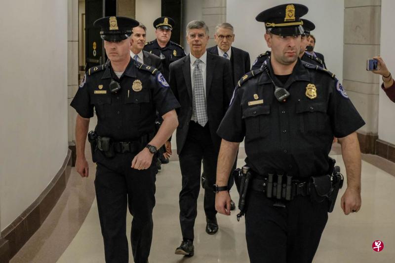 代理美国驻乌克兰大使泰勒22日对牵头美国总统特朗普弹劾调查的众议院三个委员会发表闭门证词。他称特朗普曾就美国对乌克兰的安全援助提出附带条件,要求乌克兰公开宣布将进行他所要求的有政治动机的调查。(法新社) 代理美国驻乌克兰大使泰勒22日对牵头美国总统特朗普弹劾调查的众议院三个委员会发表闭门证词。他称特朗普曾就美国对乌克兰的安全援助提出附带条件,要求乌克兰公开宣布将进行他所要求的有政治动机的调查。(法新社)